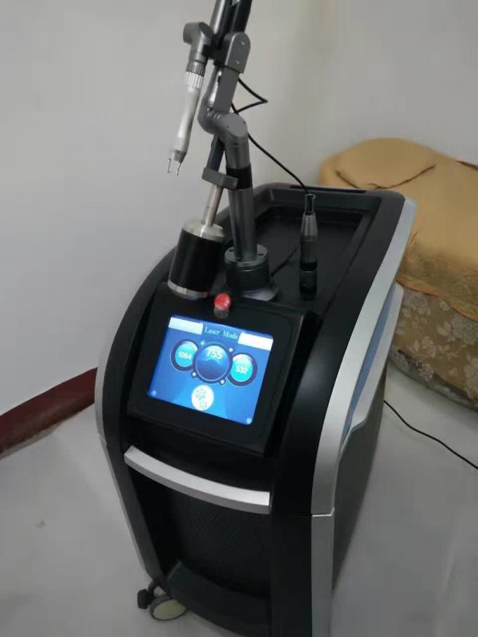 Il CE ha approvato l'attrezzatura 1064nm 532nm 755nm di rimozione del tatuaggio del laser di picosecondo